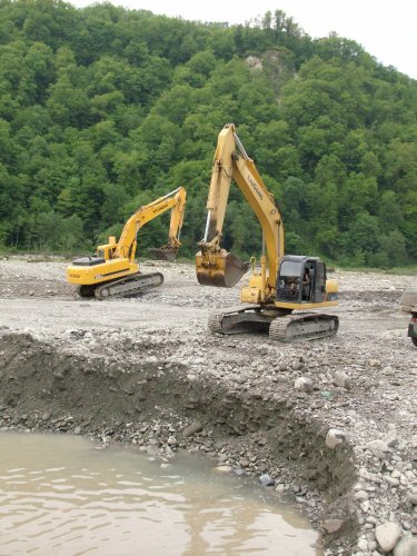 (2009.05.21) Незаконная добыча гравия в русле реки Шахе (г.Сочи)